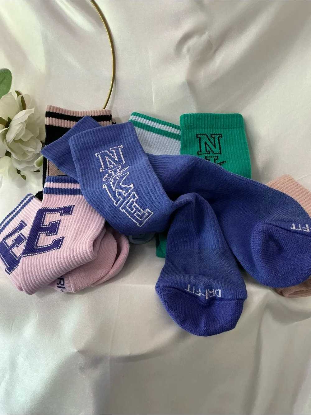NWOT Nike 6 Pair Crew Socks Size M 5-7.5 Multicolor